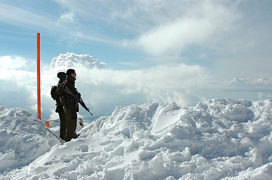 Izrael�tí vojáci hlídkují na ho�e Hermon (únor 2011)