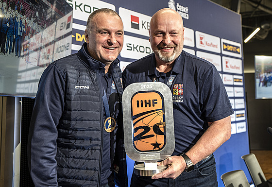 Asistent Robert Reichel (vlevo) a hlavní kouč Patrik Augusta pózují s trofejí...