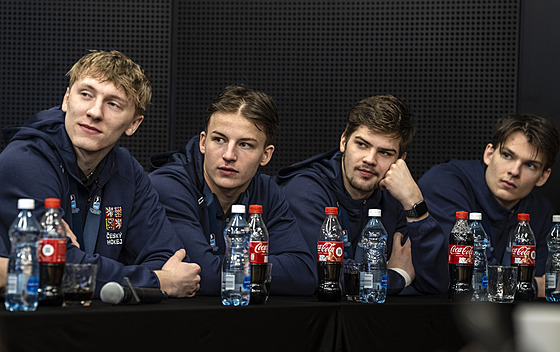 Bronzoví hokejoví junio�i Vojt�ch Hradec, Petr Sikora, Mat�j Ma�talí�ský a...