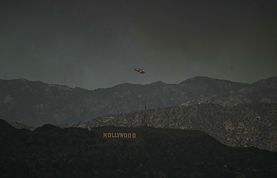 Ikonický nápis Hollywood je kvli kalifornským poárm v ohroení. (8. ledna...