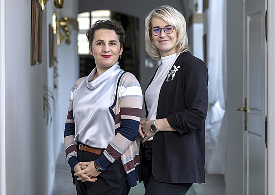 Poslankyn� Martina Ochodnická (vpravo) z TOP 09 a Marie Jílková z KDU-�SL