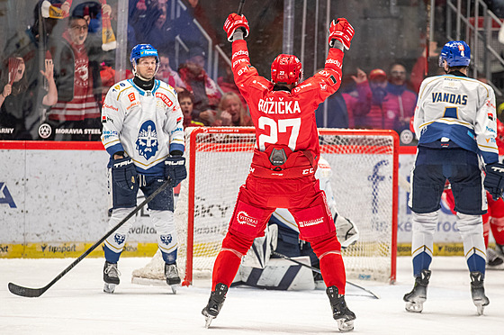 Martin R��i�ka z T�ince p�ekonal kladenskou obranu a slaví gól.