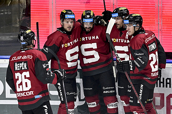 Sparantí hrái slaví gól Tomáe Hyky (38) v utkání proti Olomouci.