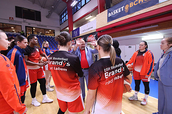 Brandýský trenér Daniel Kurucz povzbuzuje své sv��enkyn� p�ed zápasem se...