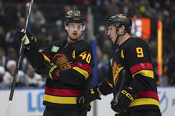 Elias Pettersson (vlevo) v rozhovoru s J.T. Millerem.