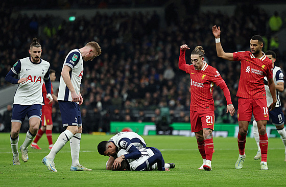 Fotbalisté Tottenhamu a Liverpoolu se sbíhají k Rodrigu Bentancurovi, který v...