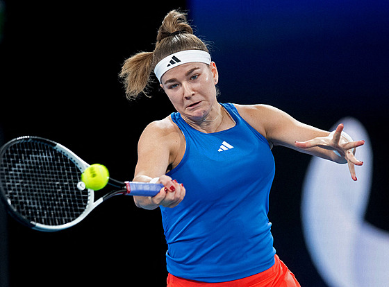 Karolína Muchová zasahuje mí�ek v semifinále United Cupu.