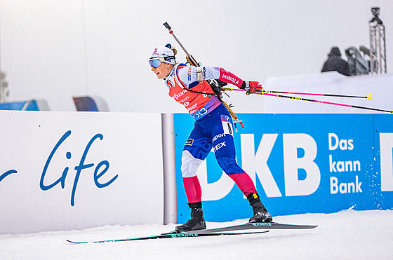Lucie Charvátová b�hem sprintu v Oberhofu.