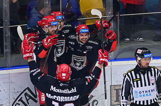 Hrá�i Hradce se radují z branky proti Pardubicím.