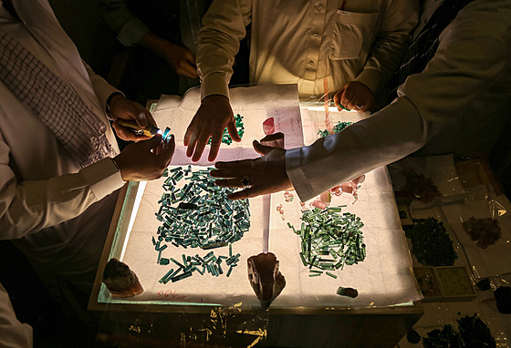 Hnutí Tálibán uspo�ádalo v afghánské provincii Pand��ír výstavu smaragd� a...