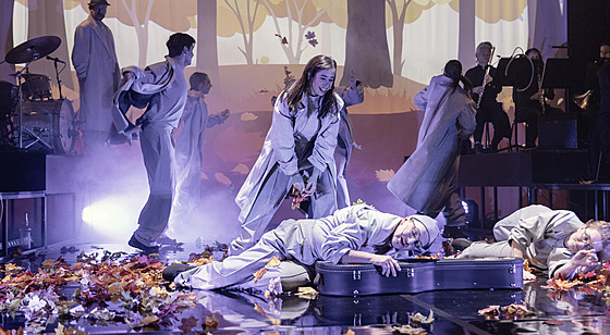 Inscenace A pak usnu a vstanu, která je poctou písni�ká�ce Zuzan� Navarové.