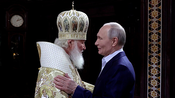 Putin po�ádal patriarcha Kirilla, aby po�ehnal vojenské dary
