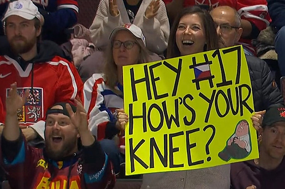 Kanadská fanynka s provokativním vzkazem eskému útoníkovi Petru Sikorovi. Ten...