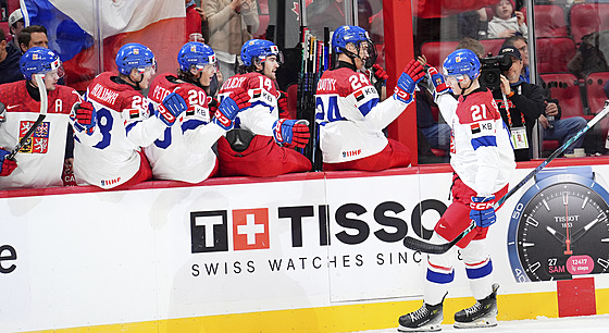 �eský úto�ník Jakub �tancl slaví gól proti Spojeným stát�m v semifinále MS...