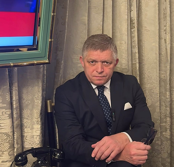 Fico se zřejmě nachází v apartmánu Madama Butterfly v luxusním hotelu ve...