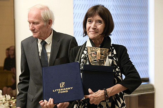 Klára �kodová si za svoji publicistickou kariéru  p�evzala cenu slovenského...