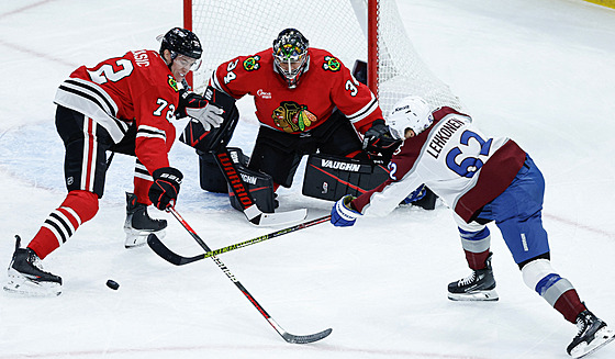 Artturi Lehkonen (62) z Colorado Avalanche p�ed bránou Chicago Blackhawks,...