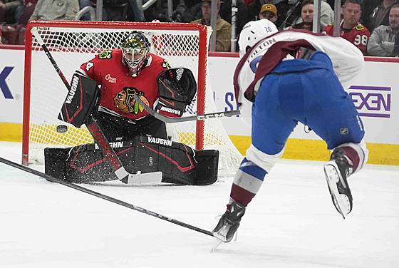 Petr Mrázek (34) z Chicago Blackhawks se sna�í v zápase s Colorado Avalanche...