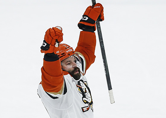 Radko Gudas z Anaheim Ducks oslavuje gól.
