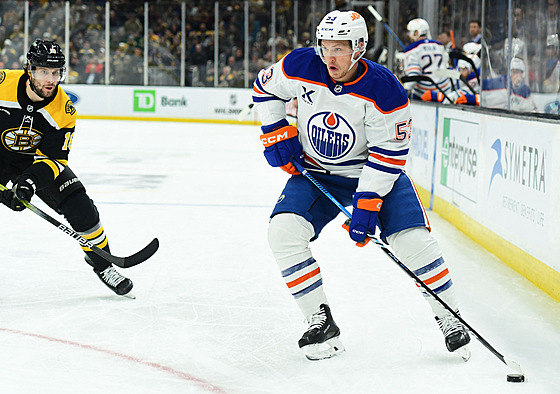 Pavel Zacha (vlevo) z Bostonu atakuje Jeffa Skinnera z Edmontonu.