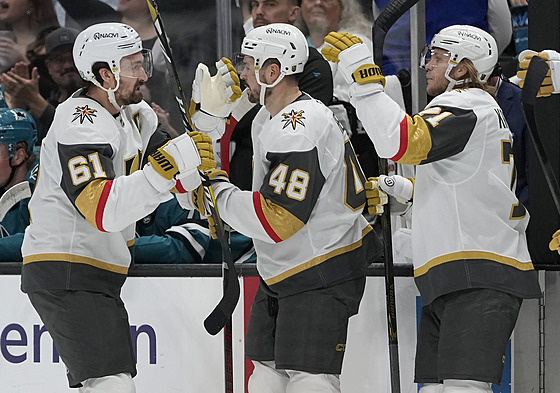 Mark Stone (61), Tomá� Hertl (48) a William Karlsson slaví gól Vegas Golden...