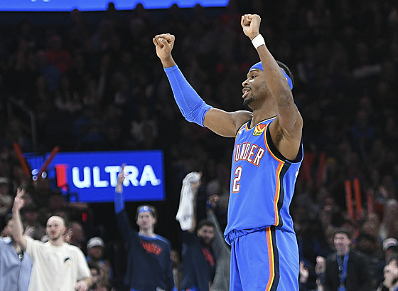 Shai Gilgeous-Alexander z Oklahoma City Thunder slaví.