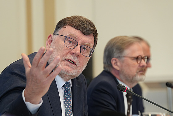 Ministr financí Zbyn�k Stanjura na tiskové konferenci ke zve�ejn�ní zprávy...