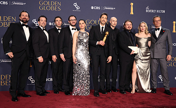 Tvrci vítzného dramatu Brutalista pózují na 82. roníku udílení Zlatých glób...