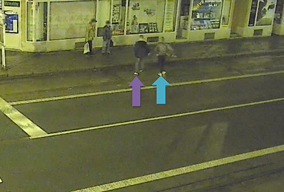 Poznáváte agresory na fotografii, kte�í napadli jiné dva mu�e na zastávce MHD v...