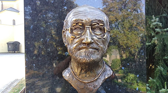 Ukradená busta bývalého polistopadového primátora Plzn� a kardiochirurga Zde�ka...