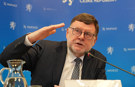 Ministr financí Zbyn�k Stanjura p�edstavuje výsledky státního rozpo�tu za rok...