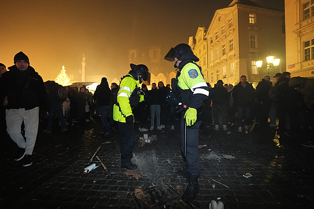 Rok začal amputacemi i stovkami požárů. Hasiči a záchranáři měli pernou noc