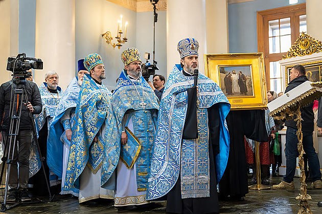 Vyhoštěn z Česka, oslavován na Slovensku? Jak pracuje Putinův kněz