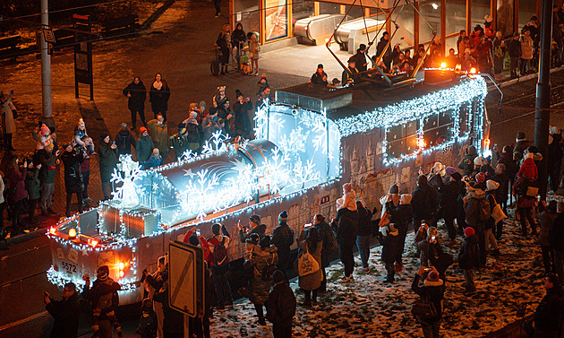 Kratší intervaly, delší vozy. Praha o adventních víkendech posílí MHD