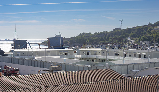 Problém pro Meloniovou. Migrační centra v Albánii jsou i po roce poloprázdná