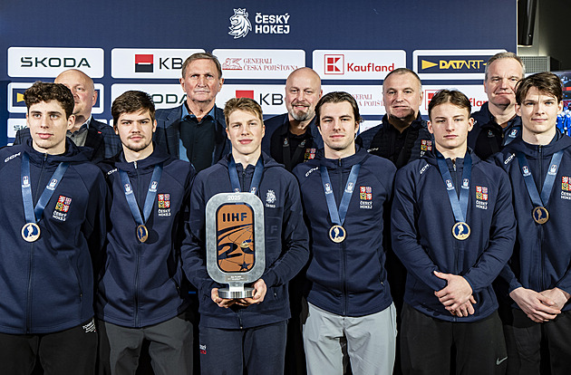 Bronzoví junioři jsou doma. Oslavy měli bujaré, ale krátké. Augustu čeká jednání