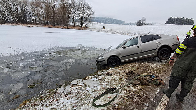 idi osobního vozidla dostal smyk a sjel do rybníka. (8. ledna 2025)