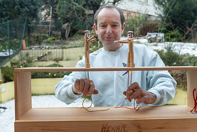 Petr Valla ze Zlína a stolní bojová hra Kenka Puppetgame. (leden 2025)
