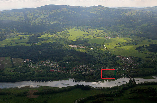 Leteck pohled z roku 2013 na Novou Pec. V ervenm rmeku je vyznaen pozemek, kde zaala stavba arelu nazvanho Camp Relax Lipno  Na Peci. Vzadu na horizontu jsou umavsk vrcholy Smrina a Hranink.