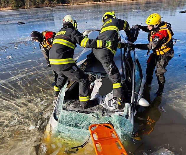 P�i nehod� u Hluboké nad Vltavou zem�eli dva lidé, v rybníce z�stali zaklín�ní...