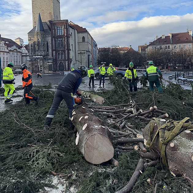 Ze Staroměstského náměstí zmizel vánoční strom. Bude z něj venkovní nábytek
