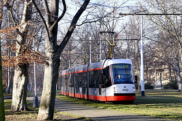Delší intervaly metra i tramvají, více nočních linek. Letní změny pražské MHD se blíží