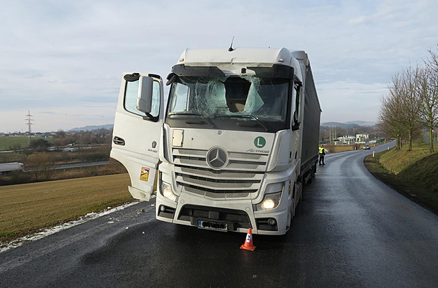 Led udlal do skla zhruba metrovou dír. Mu za volantem tak ml tstí, e ho...