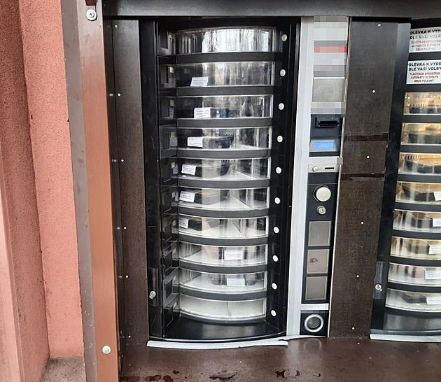 Z automatu na prodej jídla ukradl podezelý mu dv porce.