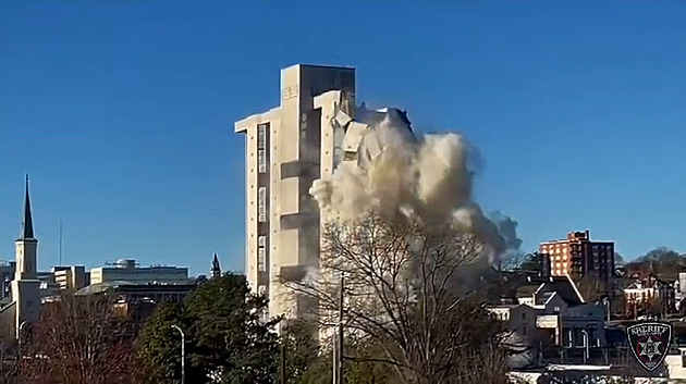 VIDEO: Šestnáct pater šlo k zemi. V Georgii místo ohňostroje odpálili hotel