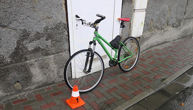 Cyklista v Perov nezvládl prjezd mycí linkou u erpací stanice a poniil ji....