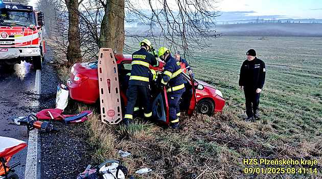 Řidička dostala na namrzlé silnici smyk a narazila do stromu, bouralo se i jinde