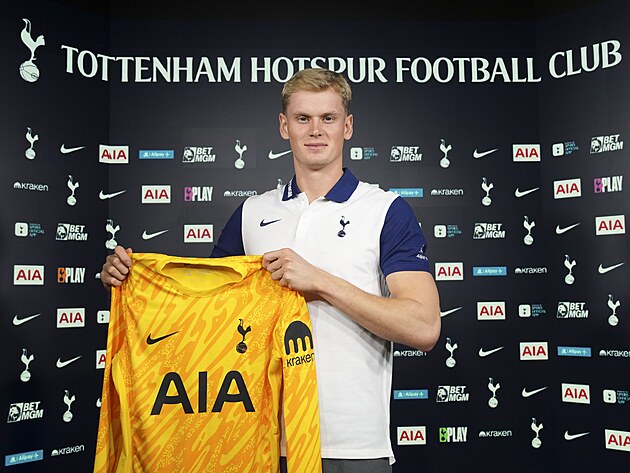 esk fotbalov brank Antonn Kinsk pzuje s dresem anglickho Tottenhamu,...