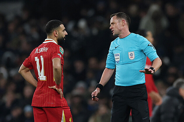 Rozhod�� Stuar Attwell diskutuje s Mohamedem Salahem z Liverpoolu.