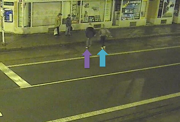 Poznáváte agresory na fotografii, kteí napadli jiné dva mue na zastávce MHD v...